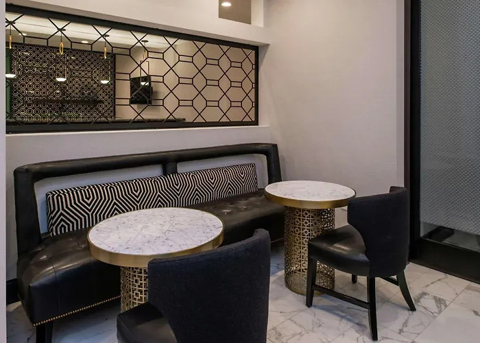 Hampton & Downtown Hotel 3*