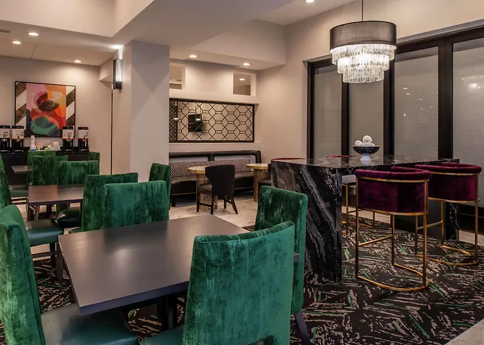 Hampton & Downtown Hotel 3*
